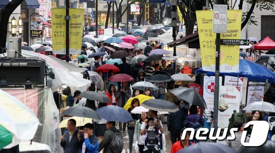 지난해 5월 6일 비가 내리는 중에도 임시공휴일을 맞아 서울 명동이 쇼핑객들로 붐비고 있다. 2016.5.6/뉴스1 © News1 손형주 기자