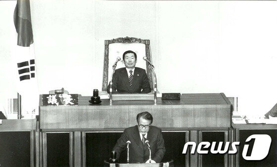 본문 이미지 - 구태회 명예회장의 국회 부의장 시절 최규하 전 대통령의 연설을 듣는 모습. ⓒ News1