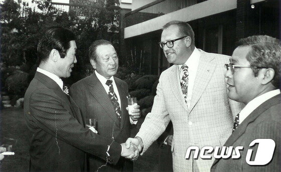 본문 이미지 - 구태회 LS전선명예회장의 국회 의정활동 모습(왼쪽 첫번째)ⓒ News1