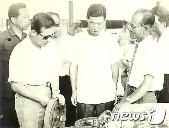 본문 이미지 - 구태회 LS전선 명예회장의 금성사 공장 라인 시찰 모습(사진 가운데)ⓒ News1