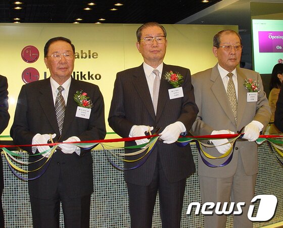 본문 이미지 - 구태회 LS그룹 명예회장. LS계열 분리 후 입주 기념식 장면(왼쪽부터 구평회 E1명예회장, 구태회 명예회장, 구두회 예스코 명예회장) ⓒ News1