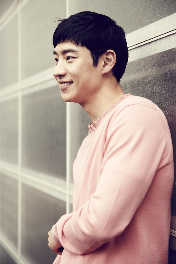 본문 이미지 - 배우 이제훈이 최근 서울 종로구 삼청동의 한 카페에서 진행된 영화 '탐정 홍길동: 사라진 마을' 관련 인터뷰에서 아역배우 김하나와의 연기 호흡을 회상했다. ⓒ News1star / CJ 엔터테인먼트