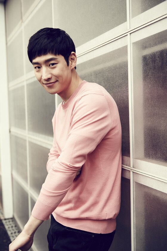 본문 이미지 - 배우 이제훈이 최근 서울 종로구 삼청동의 한 카페에서 진행된 영화 '탐정 홍길동: 사라진 마을' 관련 인터뷰에서 히어로에 대한 판타지에 대해 이야기했다. ⓒ News1star / CJ 엔터테인먼트