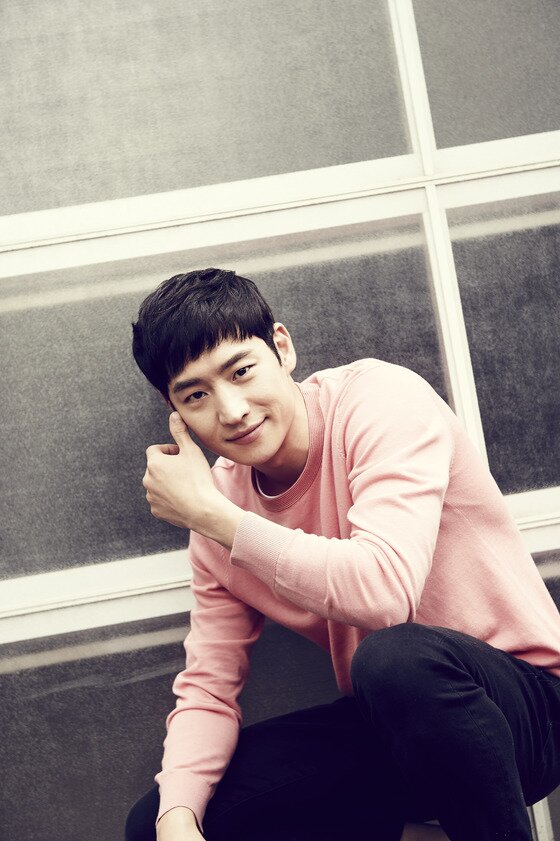 본문 이미지 - 배우 이제훈이 최근 서울 종로구 삼청동의 한 카페에서 진행된 영화 '탐정 홍길동: 사라진 마을' 관련 인터뷰에서 자신의 영화 취향에 대해 설명했다. ⓒ News1star / CJ 엔터테인먼트