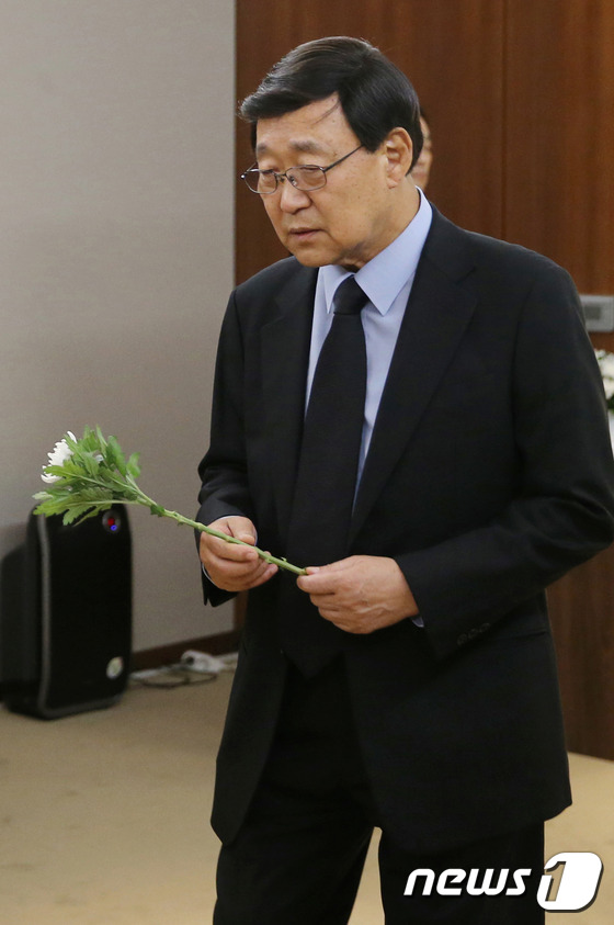 (서울=뉴스1) = 김동건 아나운서가 8일 오후 서울 서대문구 신촌 연세세브란스병원 장례식장에 마련된 방우영 조선일보 상임고문의 빈소에서 조문하고 있다. 방우영 상임고문은 이날 오 …