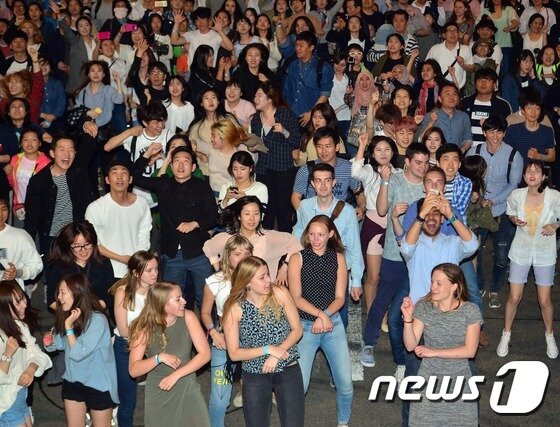 본문 이미지 - 8일 서울 강남구 코엑스 앞에서 열린 C-FESTIVAL K-POP 콘서트에서 관객들이 가수 싸이의 노래 &#39;강남스타일&#39;에 맞춰 춤을 추고 있다. 2016.5.8/뉴스1 ⓒ News1 황기선 기자