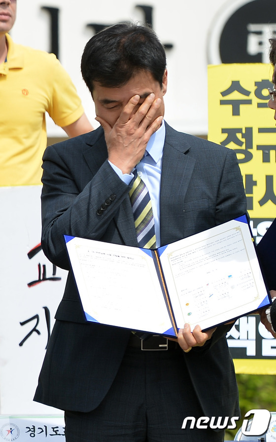 (안산=뉴스1) 이재명 기자 = 9일 오후 경기도 안산시 단원구 세월호 참사 희생자 정부 합동분향소에서 열린 4·16 안전교육 시설 건립을 위한 협약식을 마치고 정광윤 단원고 교장 …