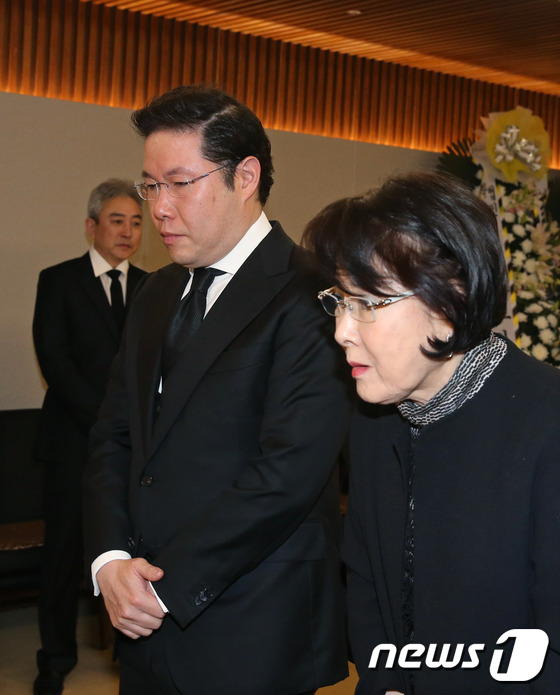 (서울=뉴스1) = 조현상 효성 부사장(왼쪽)과 모친 송광자 여사가 9일 서울 서대문구 신촌세브란스병원 장례식장에 마련된 방우영 조선일보 상임고문 빈소를 찾아 조문하고 있다. (조 …
