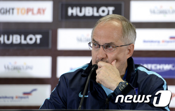 (잘츠부르크(오스트리아)=뉴스1) 안은나 기자 = 울리 슈틸리케 축구 국가대표팀 감독이 31일 오후(현지시간) 오스트리아 잘츠부르크 레드불 아레나(Redbull Arena)에서 스 …