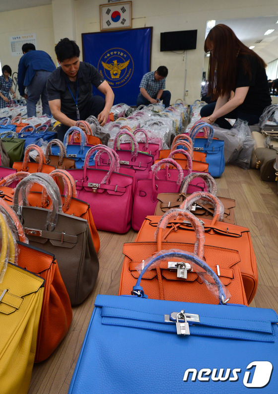 (서울=뉴스1) 최현규 기자 = 경찰 수사관들이 1일 오전 서울 중구 중부경찰서에서 '에르메스 등 짝퉁상품 제조·판매' 사건의 증거품을 공개하고 있다. 도매업에 종사하는 김모(44 …