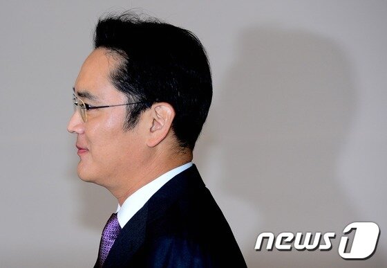 본문 이미지 - 이재용 삼성전자 부회장이 1일 서울 중구 순화동 호암아트홀에서 열린 제26회 호암상 시상식에 참석하기 위해 입장하고 있다. 2016.6.1/뉴스1 ⓒ News1 박지혜 기자