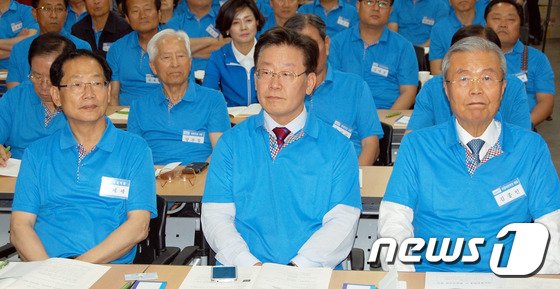 본문 이미지 - 김종인 더불어민주당 비대위 대표가 1일 충북 괴산군 성불산휴양림에서 진행된 당직자 워크숍에서 오제세(청주서원) 의원, 이재명 성남시장과 나란히 앉아 있다. 2016.6.1/뉴스1 ⓒ News1 김정수 기자