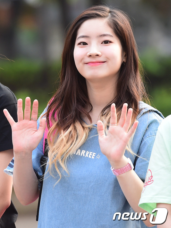 (서울=뉴스1스타) 권현진 기자 = 트와이스(TWICE) 다현이 10일 오전 서울 여의도 KBS 신관 공개홀에서 열린 KBS2 '뮤직뱅크'(이하 뮤뱅) 리허설을 하기 위해 방송국으 …