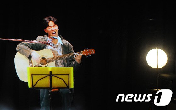 본문 이미지 - 김광석의 생전 모습을 3차원 홀로그램으로 선보인 모습. ⓒ News1 자료 사진