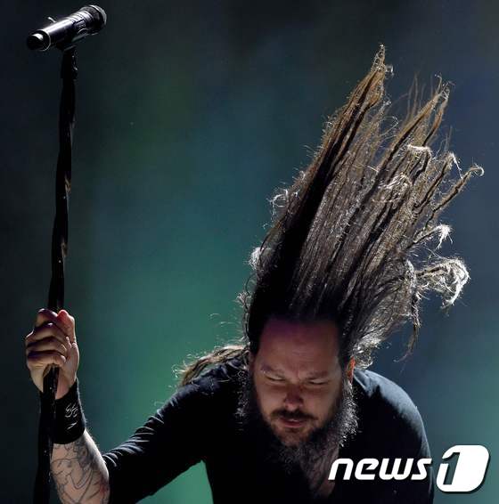 (니켈스도르프 AFP=뉴스1) 최종일 기자 = 미국 록밴드 콘(Korn)의 리더이자 싱어 조너선 데이비스가 9일(현지시간) 오스트리아 부르겐란트주(州) 니켈스도르프에서 열리고 있는 …