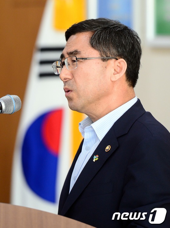 (세종=뉴스1) 장수영 기자 = 이준원 농림축산식품부 차관이 10일 정부세종청사 농식품부 대회의실에서 열린 취임식에서 취임사를 하고 있다. 2016.6.10/뉴스1