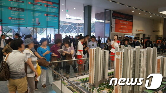 본문 이미지 - 모델하우스를 둘러보는 방문객들/사진제공=호반건설ⓒ News1