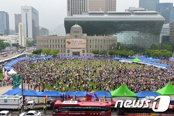 11일 오후 '제17회 동성애 퀴어축제'가 열린 서울 중구 서울광장이 참가자들로 북적이고 있다.2016.6.11/뉴스1 © News1 민경석 기자