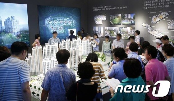 본문 이미지 - 서울 동작구의 한 견본주택이 내방객들로 붐비고 있다. (사진은 기사 내용과 관련없음) (대림산업 제공)2016.6.12/뉴스1