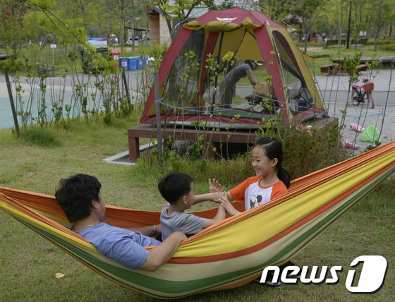 (대전ㆍ충남=뉴스1) 주기철 기자 = 12일 오후 대전 대덕구 금강로하스 캠핑장을 찾은 한 가족이 즐거운 휴일을 보내고 있다.  2016.6.12/뉴스1