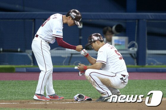 본문 이미지 - 올 시즌에만 8개의 3루타를 뽑아낸 넥센 히어로즈 외야수 고종욱(오른쪽)./ 뉴스1 ⓒ News1 안은나 기자