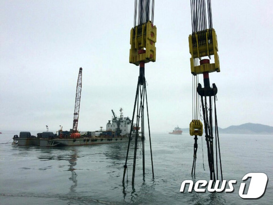 지난 6월 12일 전남 진도군 세월호 침몰해역에서 중국 인양업체인 상하이샐비지 바지선이 세월호 선수들기 와이어 작업을 하고 있다.(해양수산부 제공) 