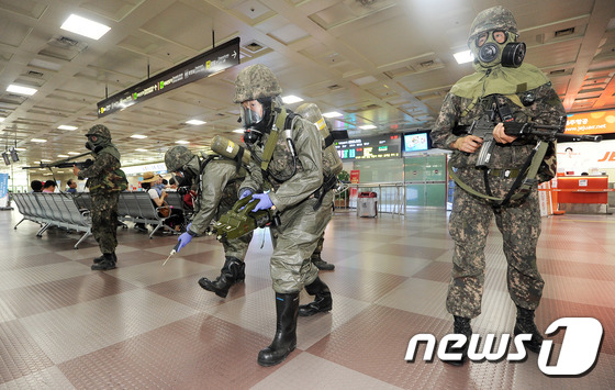 (대구=뉴스1) 이종현 기자 = 13일 오전 대구공항에서 열린 '2016대구·경북 화량훈련'에 50사단 화학대가 화학탐지기로 화생방정찰을 하고 있다.화랑훈련은 합동참모본부 통합방위 …