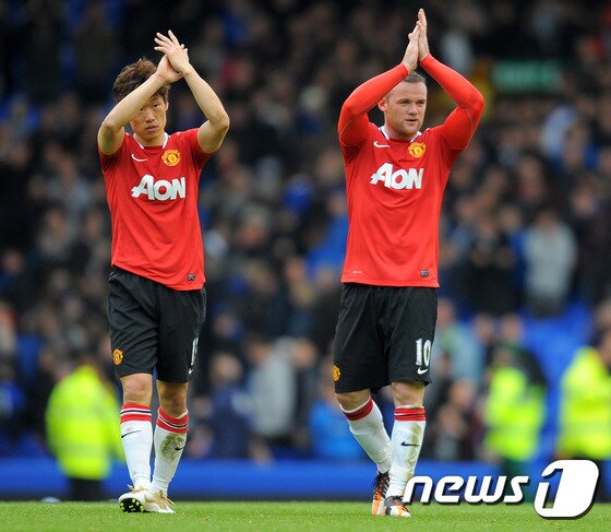 본문 이미지 - 맨유에서 함께 뛰었던 웨인 루니(오른쪽)와 박지성. ⓒ AFP=News1