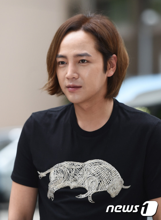 (서울=뉴스1스타) 고아라 기자 = 배우 장근석이 14일 오후 서울 여의도 한 음식점에서 열린 SBS 월화드라마 '대박'(극본 권순규, 연출 남건) 종방연에 참석하기 위해 들어서고 …