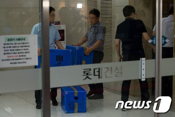 본문 이미지 - 지난 15일 새벽 검찰 관계자들이 서울 서초구 잠원동 롯데건설 본사에서 압수품을 담은 상자를 옮기고 있다. 2016.6.15/뉴스1 ⓒ News1 유승관 기자