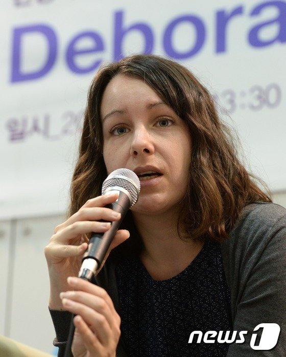 본문 이미지 - 한강 소설 '채식주의자'로 맨부커상(인터내셔널 부문)을 공동수상한 번역가 데보라 스미스가 15일 오후 서울 강남구 삼성동 코엑스 서울국제도서전 국제관에서 열린 기자회견에서 취재진의 질문에 답하고 있다. 2016.6.15/뉴스1 ⓒ News1 오대일 기자