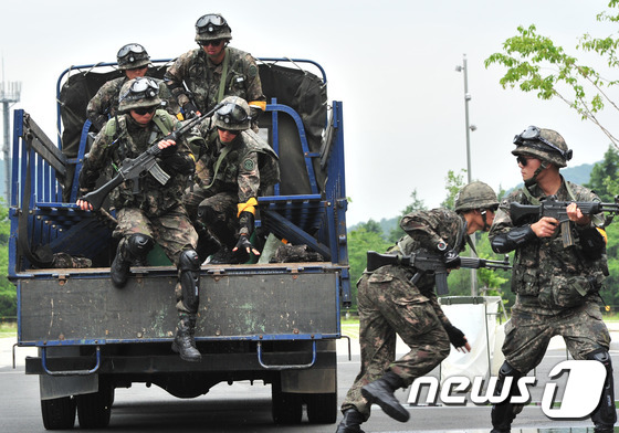 (경주=뉴스1) 최창호 기자 = 15일 2016 충무훈련 다중이용시설 테러대비 훈련이 경북 경주시 보문단지 내 하이코(경주컨벤션센터)에서 경주시.육군 50사단,경주경찰서,경주소방서 …