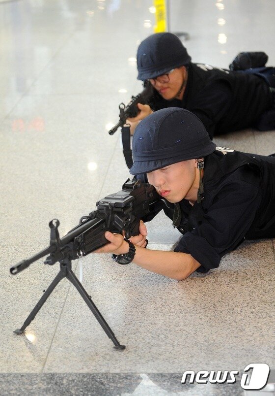 본문 이미지 - 부산 동구 국제여객터미널에서 열린'국제여객터미널 대테러 시범식 훈련'에서 부산항보안공사, 부산동부경찰서가 테러범 진압 초동조치훈련을 하고 있다. 2016.6.15/뉴스1 ⓒ News1 