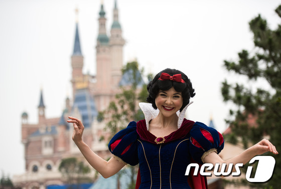 (상하이 AFP=뉴스1) 최종일 기자 = 상하이 디즈니 리조트 오프닝을 하루 앞둔 15일(현지시간) 리조트를 대표하는 랜드마크 '마법의 성(Enchanted Storybook Ca …