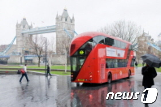 본문 이미지 - 런던 버스, 영국, 2012. 토마스 헤더윅과 자동차 업체 ‘라이트버스(Wrightbus)’와의 협력 하에 50년 만에 새롭게 디자인된 ‘런던 버스(New Bus for London)’는 연료의 효율성, 위생과 안전성, 승객과 운전자의 편의성, 대량생산 등을 고려한 기능적인 설계와 심미적인 요소, 그리고 사용자의 즐거움까지 모두 반영하였다. (New Bus for London; NBfL in front of Tower Bridge; image credit: Iwan Baan)