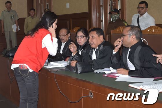 본문 이미지 -  제시카 쿠말라 웡소(가운데)가 15일 센트럴 자카르타 지방 법원에서 자신의 변호인단과 얘기를 나누고 있다. ⓒ AFP=뉴스1