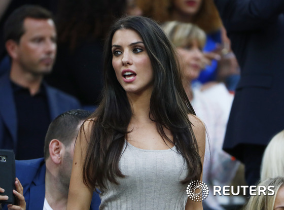 (마르세유 로이터=뉴스1) 우동명 기자 = 프랑스의 바카리 사냐의 부인 루디바인 카드리 사냐가 15일 (현지시간) 마르세유에서 열린 EURO 2016 프랑스와 알바니아의 경기를 관 …