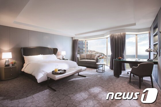 본문 이미지 - 파라다이스호텔 부산 프리미엄 디럭스 객실. (파라다이스호텔 제공) 2016.6.16뉴스1 ⓒ News1
