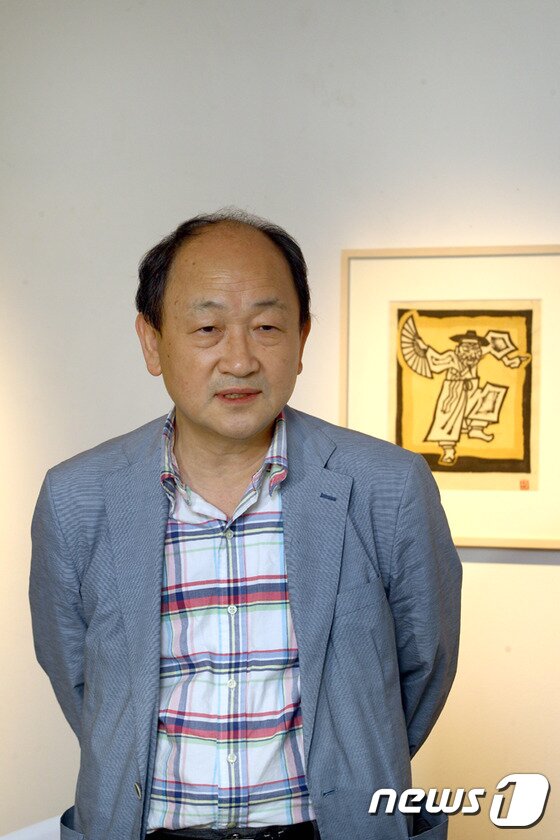 본문 이미지 - 윤범모 가천대 교수가 16일 서울 종로구 평창동 가나아트센터에서 오윤 회고전 기자간담회을 열고 있다.ⓒ News1