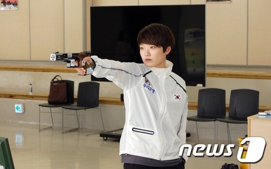 본문 이미지 - 사격 국가대표 김장미가 16일 2016 리우올림픽을 50일 앞두고 충북 진천선수촌에서 열린 미디어데이에서 훈련을 공개하고 있다. 2016.6.16/뉴스1 ⓒ News1 김정수 기자