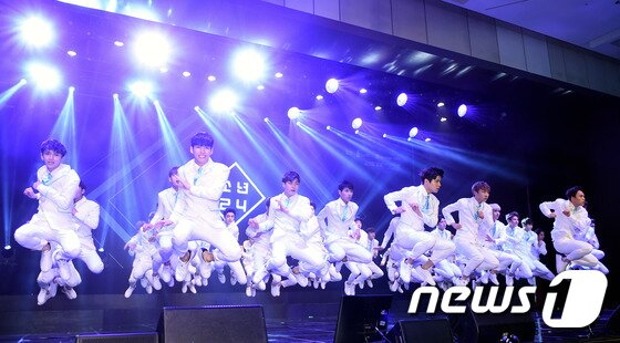 본문 이미지 - '소년24' 출연진 49명이 제작발표회에서 무대를 펼치고 있다. ⓒ News1star / 고아라 기자