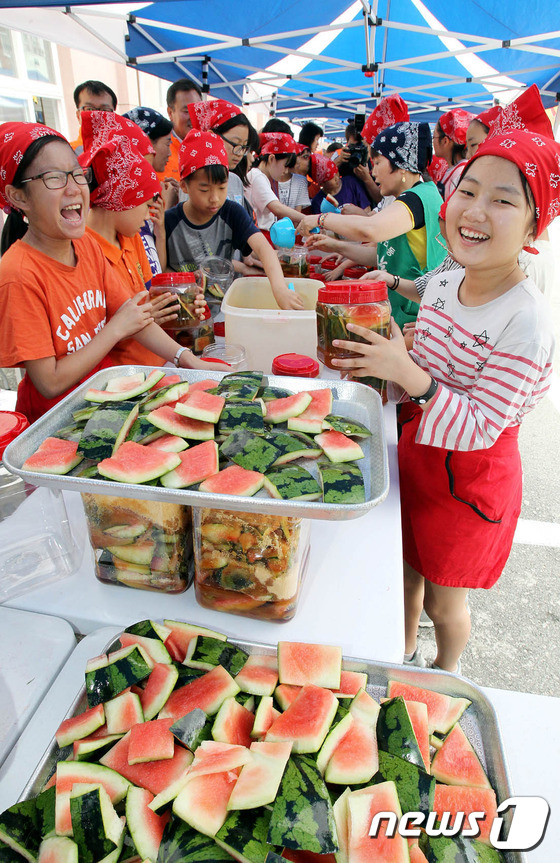 (광주=뉴스1) 윤용민 기자 = 16일 오후 광주 북구 우산초등학교 후관에서 '여름철 수박껍질 제로화를 위한 체험행사'가 열려 학생들이 수박껍질을 이용해 장아찌를 만들고 있다. ( …