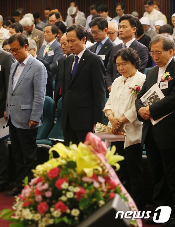 (서울=뉴스1) 송원영 기자 = 우상호 더불어민주당 원내대표와 인재근 의원, 원혜영 의원, 함세웅 김근태기념치유센터 이사장 등이 16일 서울 여의도 국회 도서관 대강당에서 열린 U …