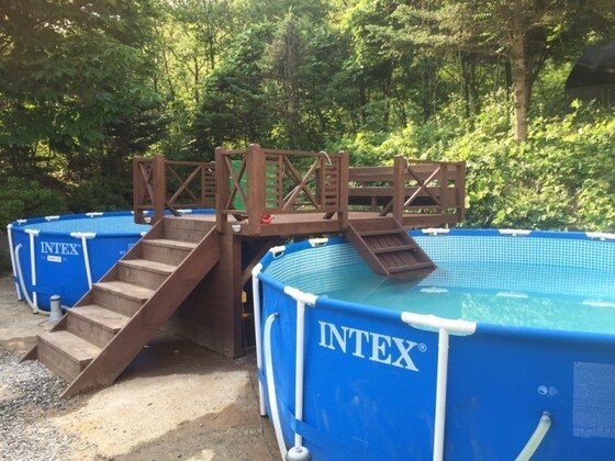 본문 이미지 - 애견카페 '플래티넘 스푼'은 보호자가 음료를 주문하면 애견 수영장과 보호자의 샤워시설을 무료로 사용할 수 있다.(사진 플래티넘 스푼 제공)ⓒ News1