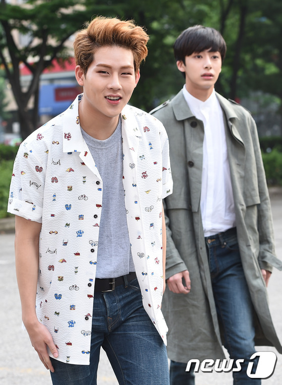 (서울=뉴스1스타) 고아라 기자 = 몬스타엑스 주헌, 형원(오른쪽)이 17일 오전 서울 여의도 KBS 신관 공개홀에서 열린 KBS2 '뮤직뱅크'(이하 뮤뱅) 리허설을 위해 방송국으 …