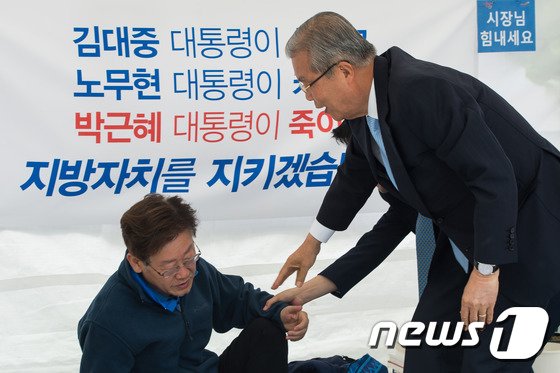 김종인 더불어민주당 비상대책위원회 대표가 17일 서울 광화문광장에서 중앙정부의 지방자치단체 예산삭감에 반대하며 무기한 단식농성중인 이재명 성남시장을 찾아 단식 중단을 요청하고 있다. 2016.6.17/뉴스1 ⓒ News1 유승관 기자