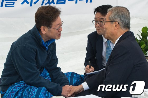 김종인 더불어민주당 비상대책위원회 대표가 17일 서울 광화문광장에서 중앙정부의 지방자치단체 예산삭감에 반대하며 무기한 단식농성중인 이재명 성남시장을 찾아 단식 중단을 요청하고 있다.  2016.6.17/뉴스1 ⓒ News1 유승관 기자