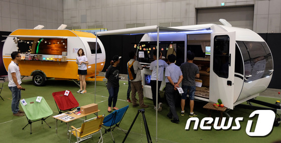 (고양=뉴스1) 김명섭 기자 = 17일 경기도 고양시 일산 킨텍스에서 개막된 국제아웃도어 캠핑페스티벌에서 관람객들이 드비앙 캠핑트레일러 전문제작회사의 카라반을 둘러보고 있다. 국산 …