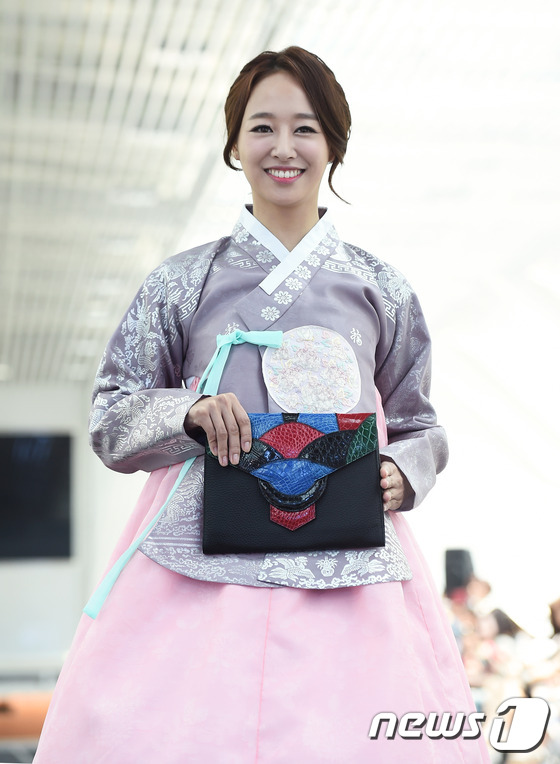 (서울=뉴스1스타) 고아라 기자 = 방송인 노은지가 17일 오후 서울 국회 의원회관에서 열린 '2016 대한민국 국회 초청 패션쇼-품'에 참석해 런웨이에서 화려한 한복 자태를 뽐내 …