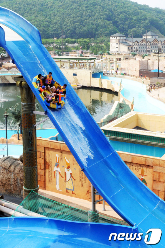 (홍천=뉴스1) 박하림 기자 = 17일 강원 홍천군 비발디파크 오션월드에 피서객이 몰려와 물놀이 시설을 즐기며 더위를 식히고 있다. 2016.6.17/뉴스1